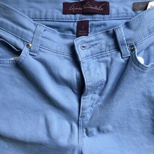 Gloria Vanderbilt light blue Jean. Size 6